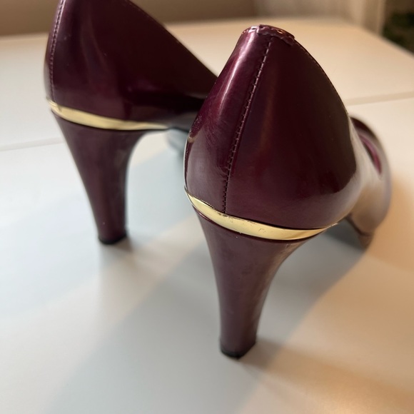 [SOLD] Tahari Patent Pumps with Gold Detailing - Picture 3 of 7